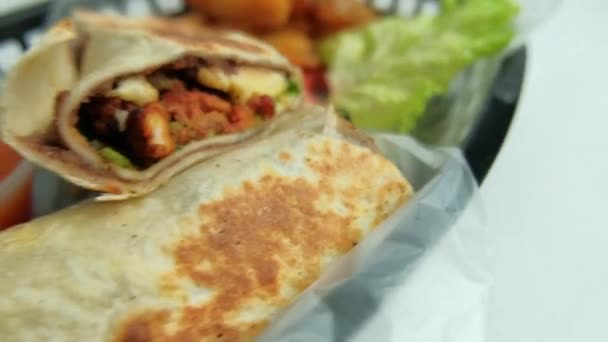 Pikantne burrito wieprzowe i sałata w plastikowym koszu — Wideo stockowe