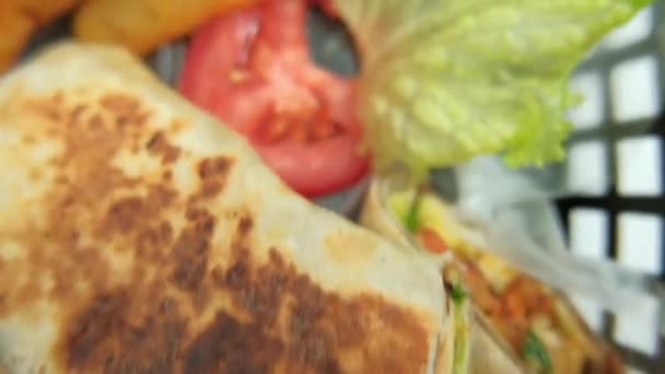 Pikantne burrito wieprzowe i sałata w plastikowym koszu — Wideo stockowe