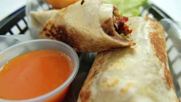 Pikantne burrito wieprzowe i sałata w plastikowym koszu — Wideo stockowe