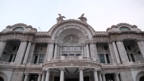Mexico City 'den Güzel Sanatlar Sarayı bulutlu gökyüzünün altında — Stok video