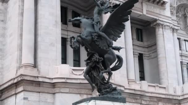 Svart staty av pegasus med Palace of Fine Arts som bakgrund — Stockvideo