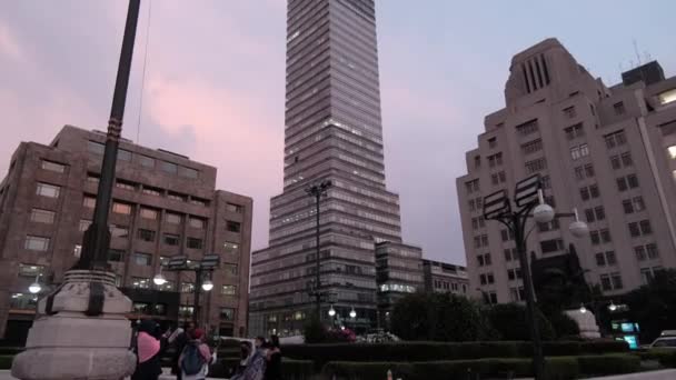 美丽的粉色和蓝色天空下的拉丁美洲塔 — 图库视频影像