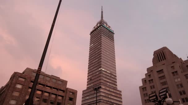 Lateinamerikanischer Turm unter wunderschönem rosa und blauen Himmel — Stockvideo