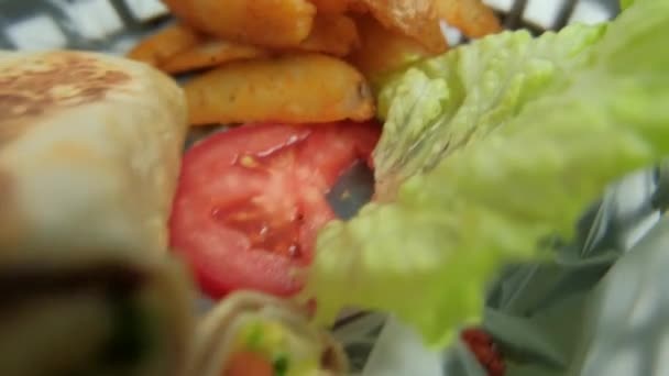 Pikantne burrito wieprzowe i sałata w plastikowym koszu — Wideo stockowe