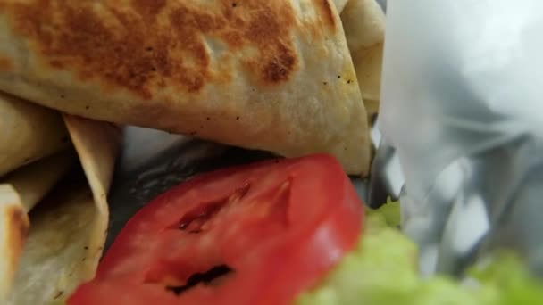 Pikantne burrito wieprzowe i sałata w plastikowym koszu — Wideo stockowe