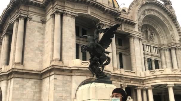 Güzel Sanatlar Sarayı ve Mexico City 'den Pegasus heykeli. — Stok video