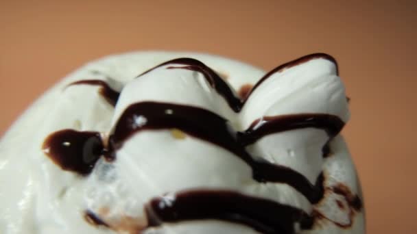 Μιλκσέικ βανίλια με σιρόπι σοκολάτας σε ένα τραπέζι — Αρχείο Βίντεο