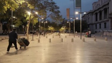 Güzel Sanatlar Sarayı 'nın yakınındaki parkta gezinen insanlar.