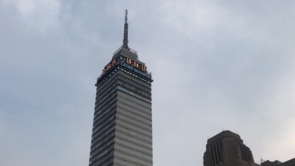 Vista de bajo ángulo de la Torre Latinoamericana bajo cielo nublado — Vídeos de Stock