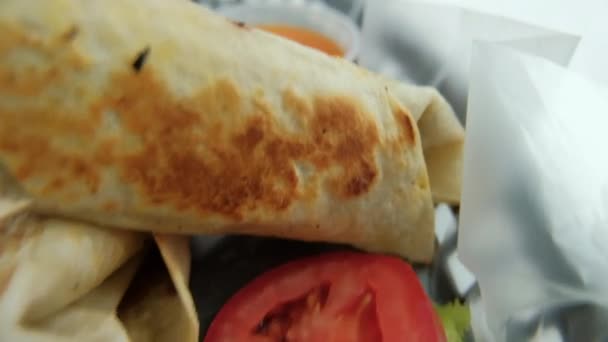 Pikantne burrito wieprzowe i sałata w plastikowym koszu — Wideo stockowe