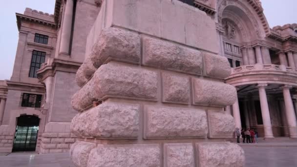 Marmorliknande piedestal med Palace of Fine Arts som bakgrund — Stockvideo