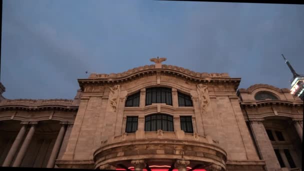 Mexico City 'deki Güzel Sanatlar Sarayı' nın alçak açılı görüntüsü. — Stok video