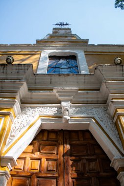 Eski bir Meksika kilisesinin kolonları ve kemerli girişi.