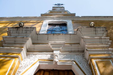 Eski bir Meksika kilisesinin kolonları ve kemerli girişi.