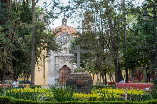 Coyoacan 'dan bir parkın ortasındaki taş haç.