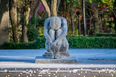 Mexico City 'de heykeli ve çeşmesi olan huzur dolu bir park.