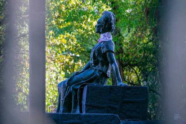 Mexico City 'den parkta oturan Frida Kahlo heykeli.