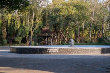 Mexico City 'de heykeli ve çeşmesi olan huzur dolu bir park.