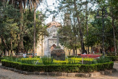Coyoacan 'dan bir parkın ortasındaki taş haç.
