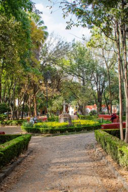 Coyoacan 'dan bir parkın ortasındaki taş haç.
