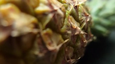 Masa örtüsü olan bir masada izole edilmiş ananas.