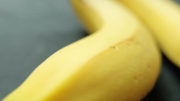 香蕉被隔离在深色桌布的桌子上 — 图库视频影像