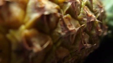 Masa örtüsü olan bir masada izole edilmiş ananas.