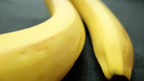 Pisang terisolasi di atas meja dengan taplak meja gelap — Stok Video