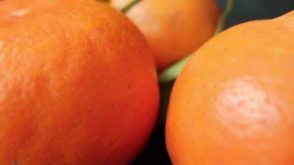 Mandarinen isoliert auf einem Tisch mit dunkler Tischdecke — Stockvideo