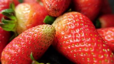 Masa örtüsü olan bir masada izole edilmiş çilekler.