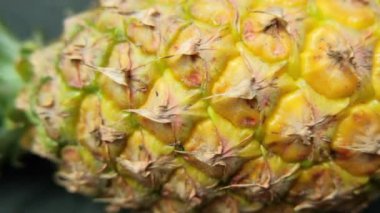 Masa örtüsü olan bir masada izole edilmiş ananas.