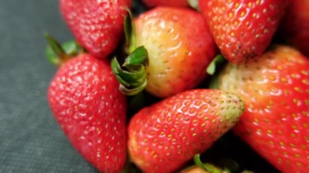 Erdbeeren isoliert auf einem Tisch mit dunkler Tischdecke — Stockvideo