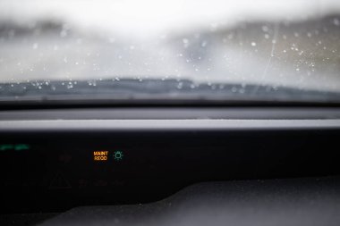 Bakım için ön camda ıslak bir ön camın altında parlayan ışık gerekiyordu.