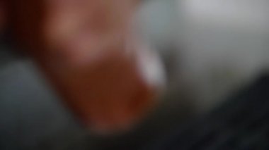 Biber öğütücüsünü tutan ellerin yakın çekimi.