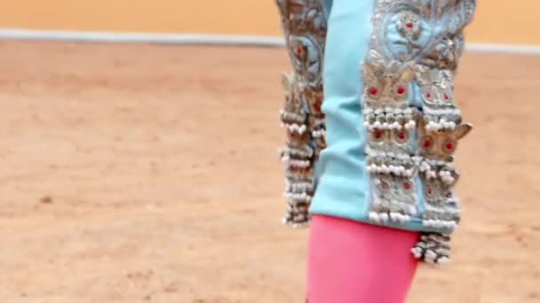 Torero con traje azul de luces caminando lentamente por la plaza de toros — Vídeos de Stock