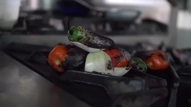 Ψητά λαχανικά στον καυστήρα μιας κουζίνας — Αρχείο Βίντεο