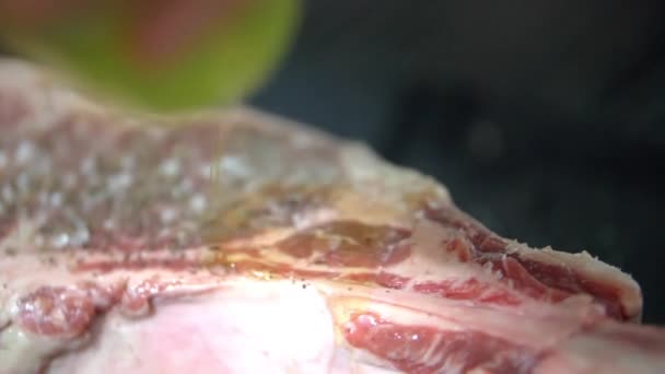 Hati-hati meminyaki steak berair di panggangan — Stok Video