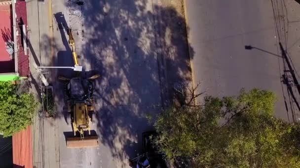 Vista aérea de um bulldozer em uma rua em construção — Vídeo de Stock