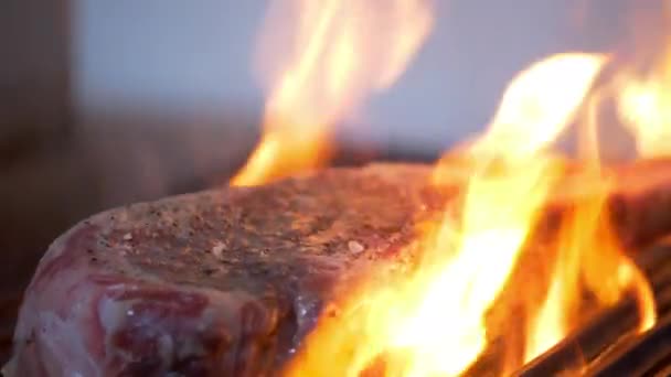 Szaftos húsdarab, tűzzel borítva a grillen — Stock videók