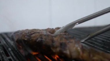 Izgarada beyaz arka planda sulu bir et parçası.