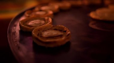 Siyah bir yüzey üzerinde küçük borular.