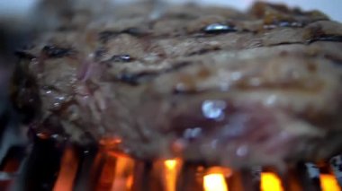 Izgaranın üstünde sulu bir parça et.