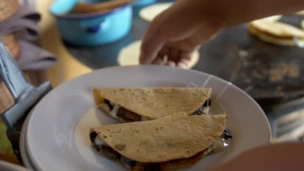 Spanierin serviert klassische Quesadillas auf weißem Teller — Stockvideo
