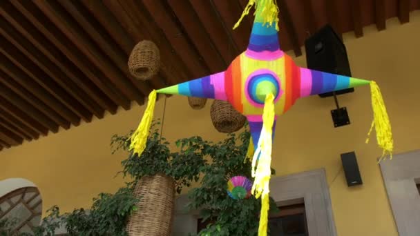 Pinata coloré et lampes faites main suspendues au plafond — Video