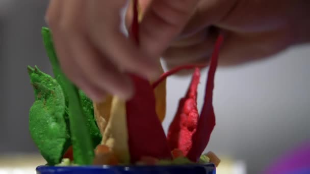Kolorowe plastry tortilli na filiżance z rozmytym tłem. — Wideo stockowe