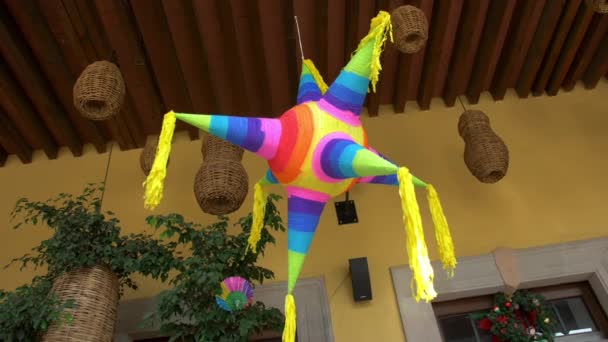 Colorata pinata e lampade fatte a mano appese al soffitto — Video Stock