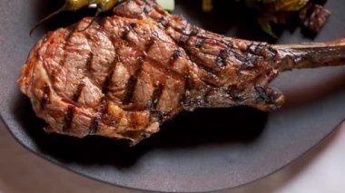 Izgara et, salata, kızarmış soğan ve tabakta kırmızı biber.