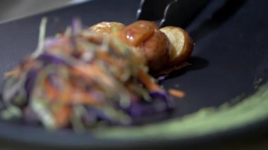 Mavi tabakta doğranmış patates ve rendelenmiş sebzeler.