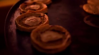 Siyah bir yüzey üzerinde küçük borular.