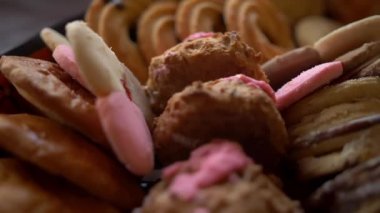 Lezzetli görünen kurabiyeler ve klasik Meksika polvoronları.